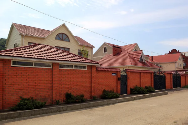 Chalets dans la rue dans le village de Kuban Novomikhailovsky district de Tuapse, Krasnodar Krai, Russie . — Photo