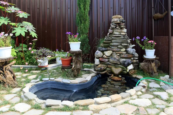 Peyzaj Hizmetleri - bir şelale gölet