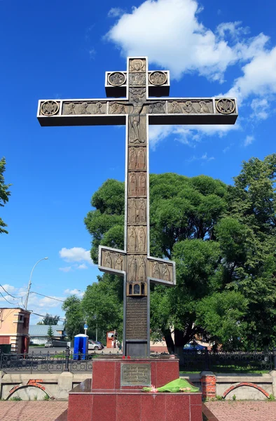 Adore la croix, située sur le site de la cathédrale du Sauveur Vsegradskogo. Vologda, Russie . — Photo