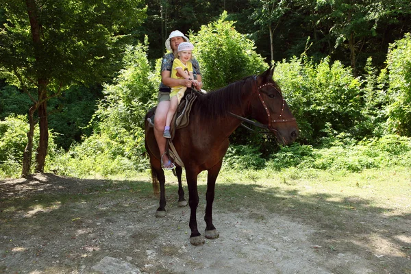 Mor och dotter på hästryggen — Stockfoto