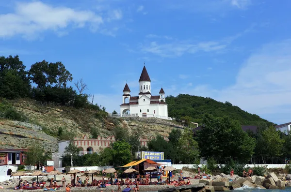 Переглянути від моря до церкви Святого Миколая. Вірменська Апостольська Церква. поселення novomikhailovsky Туапсинському району Краснодарського краю, Росія. Стокове Фото