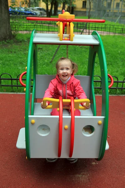 Glad flicka som leker på lekplatsen — Stockfoto