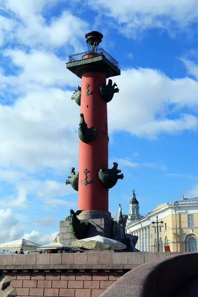 Colonna di Rostral sullo Sputo di Isola Vasilievsky. San Pietroburgo, Russia . — Foto Stock