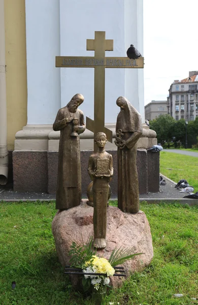 Sculpturale samenstelling ligt aan de nagedachtenis van miljoenen van onze medeburgers van het verdrongene in Prins vladimir kathedraal. St. petersburg, Rusland. — Stockfoto