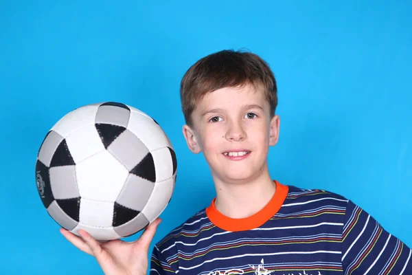 Lachende jongen met een voetbal in zijn hand — Stockfoto