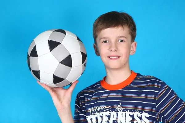 Een lachende jongen met een voetbal — Stockfoto