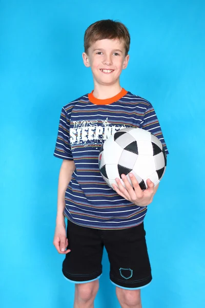 Een lachende jongen met een voetbal — Stockfoto