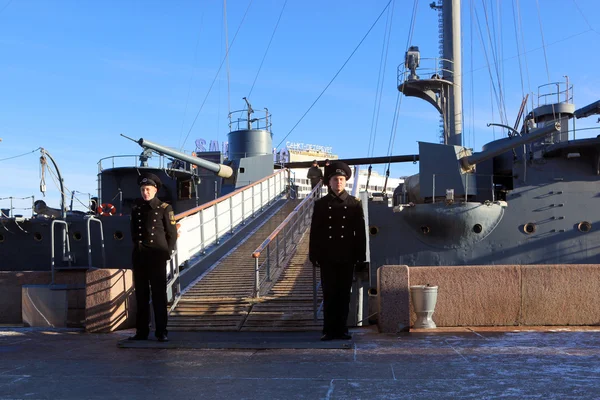 Gangway para o cruzador "Aurora" cadetes protegidos. São Petersburgo, Rússia . — Fotografia de Stock