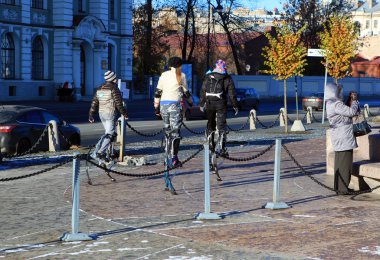 Üç kız petrograd dolgu, saint-petersburg, Rusya üzerinde Stilts gitmek