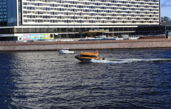 Shuttle boat speeds along the Neva River, St. Petersburg, Russia — Stock Photo, Image