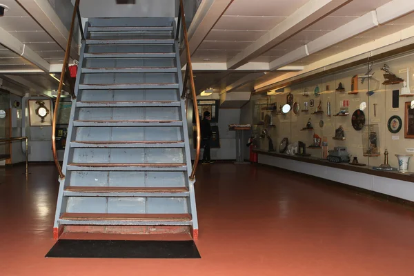 Escaleras al crucero del museo "Aurora", San Petersburgo, Rusia — Foto de Stock