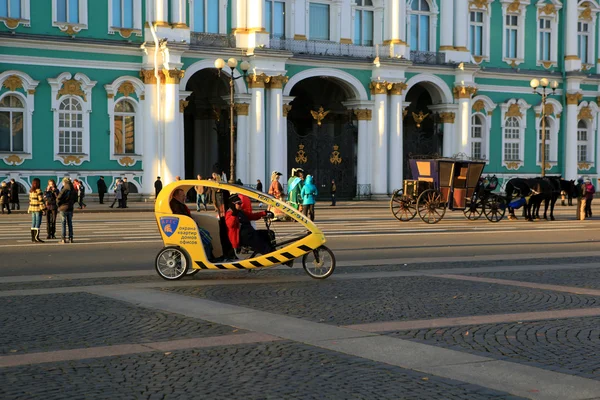Fiets taxi op paleis plein. St. petersburg, Rusland — Stockfoto