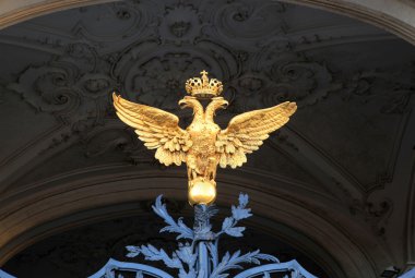 Çift başlı kartal Kış Sarayı'nın üzerinde. St. petersburg, Rusya Federasyonu