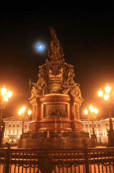 São Petersburgo, Rússia. Monumento a Nicolau I no fundo da lua — Fotografia de Stock