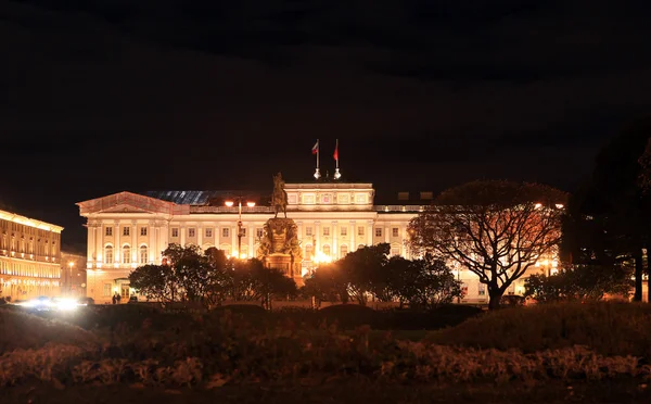 Weergave van het Mariinski Paleis herfst nacht. St. petersburg, Rusland — Stockfoto