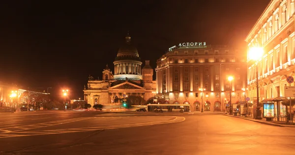 圣以撒大教堂和酒店"阿斯托里亚"秋天的夜晚。圣彼得堡俄罗斯 — 图库照片