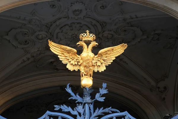 A águia de duas cabeças nos portões do Palácio de Inverno. São Petersburgo, Rússia Fotografias De Stock Royalty-Free