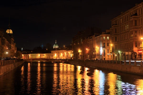 Una vista desde el Puente Azul sobre el río Fregadero y la cúpula de la Catedral de Kazán por la noche. San Petersburgo, Rusia — Foto de Stock