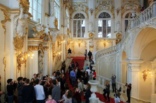Tur grup hermitage, merdivenlerde. St. petersburg, Rusya Federasyonu.