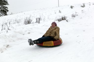 kadın cheesecake ile slaytlar üzerinde rulo