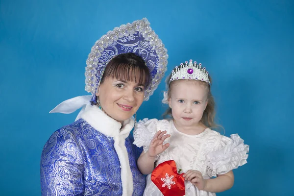 Maiden with a little girl — Stock Photo, Image