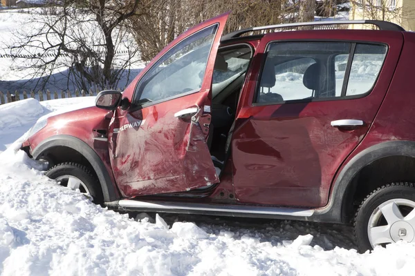 Verlassenes Auto am Unfallort im Schnee — Stockfoto