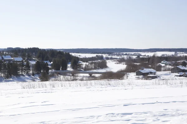 Rustiek, winterlandschap. brug over de rivier in het dorp van waga shelota, verhovazhskogo district, regio vologda, Rusland — Stockfoto