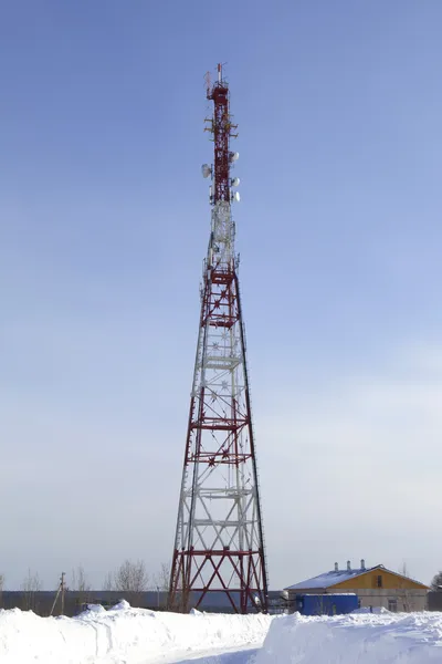 Torre TV nel villaggio Verhovazhe, regione di Vologda, Russia — Foto Stock