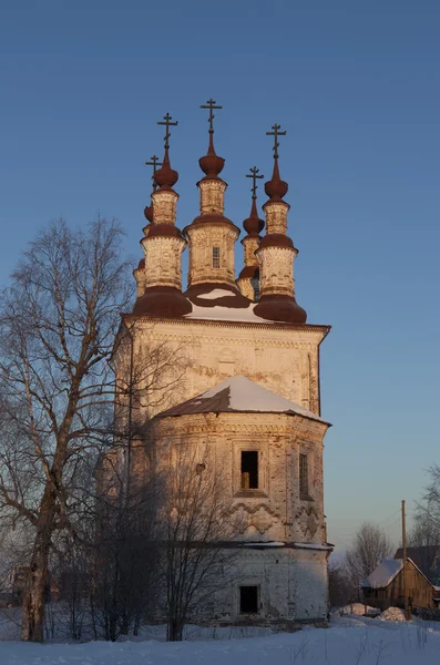 Kościół Zmartwychwstania Pańskiego w świetle wschodzącego słońca. varnita wieś, TOTM rejon Wołogdy region, Federacja Rosyjska — Zdjęcie stockowe