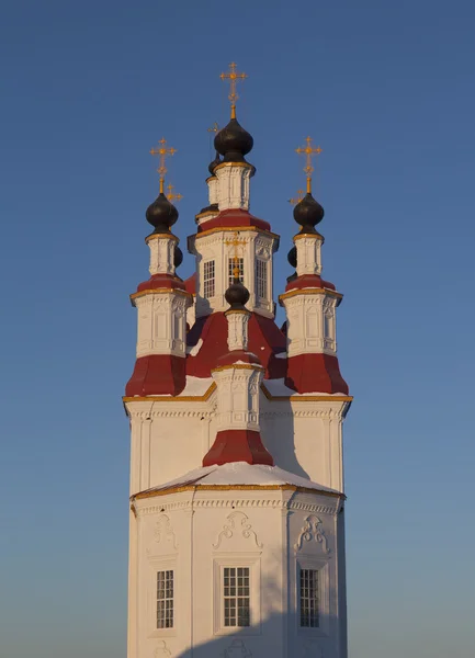 Церква вступу до Єрусалиму в світлі висхідного Солнца в місті Totma, Вологодська область, Росія — стокове фото