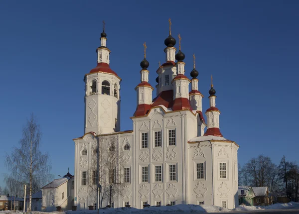 Totma, região de Vologda, Rússia. Igreja da Entrada em Jerusalém nos raios do sol nascente — Fotografia de Stock