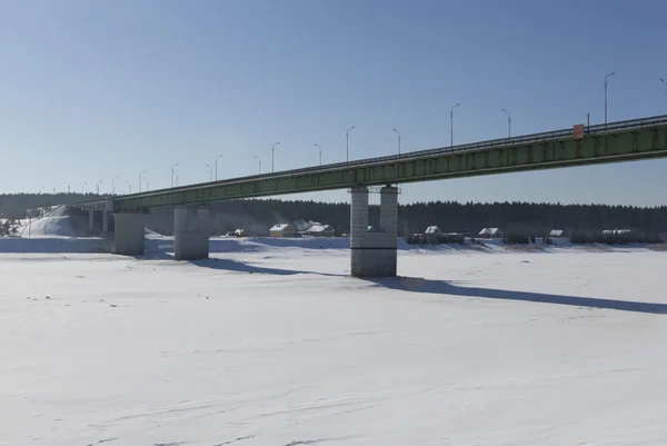 Puente de carretera sobre el río en la ciudad Sukhona Tot 'ma, región de Vologda, Rusia —  Fotos de Stock