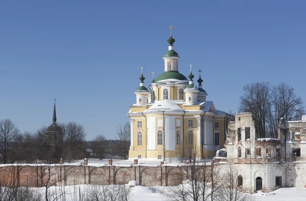 Totma, regio Vologda, Rusland. Heilig Sumorin klooster en kerk van de Hemelvaart — Stockfoto