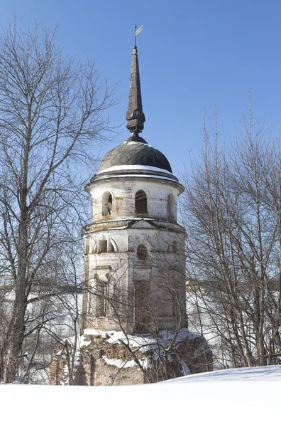 Zuidwestelijke toren Verlosser Sumorin klooster. Totma, regio Vologda, Rusland — Stockfoto