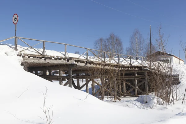 Dřevěný most do kláštera Svatého Sumorína. Totma, Vologda Region, Rusko — Stock fotografie