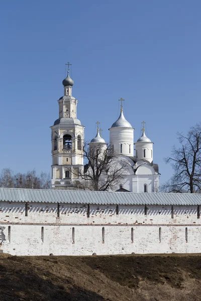 Muur van Heilige prilutsk Spasski klooster en de kathedraal, vologda, Rusland — Stockfoto