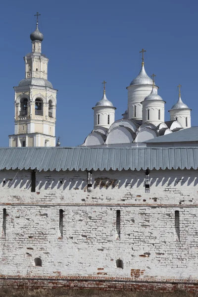 Ściana Święty klasztor prilutsk i Zbawiciela katedry z dzwon wieża, vologda, Federacja Rosyjska — Zdjęcie stockowe