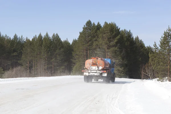 Camión de combustible en carretera de invierno — Foto de Stock