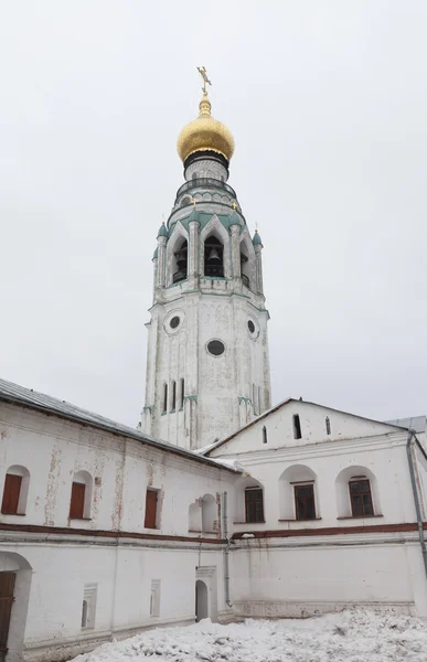 Vista da torre sineira da Catedral de Santa Sofia a partir do território do Kremlin de Vologda, Rússia — Fotografia de Stock