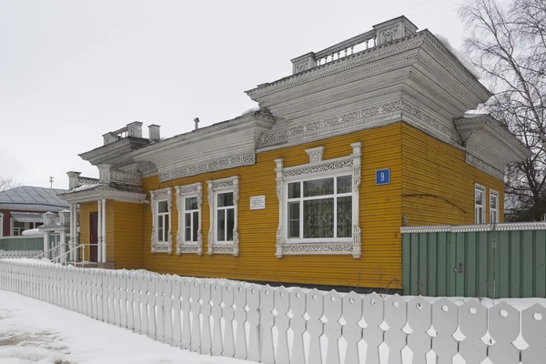 Casa de madera, un monumento de la arquitectura del siglo XIX, la ciudad de Vologda, Rusia —  Fotos de Stock