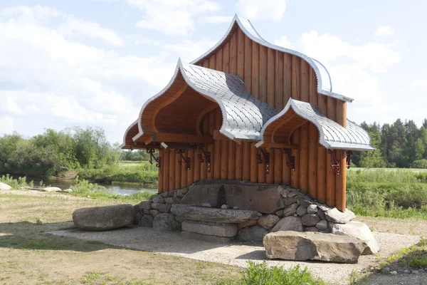 Source à l'église de la Nativité du Prophète, Précurseur et Baptiste Jean dans le village Zaruchevnya Shilovskaya, district de Belsky, oblast d'Arkhangelsk, Russie — Photo