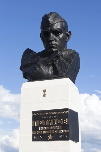 Busto do herói da União Soviética Nikolai Evgenyevich Petukhov na aldeia Verkhovazhye, região de Vologda, Rússia — Fotografia de Stock