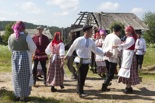 Animado baile ruso al acordeón —  Fotos de Stock