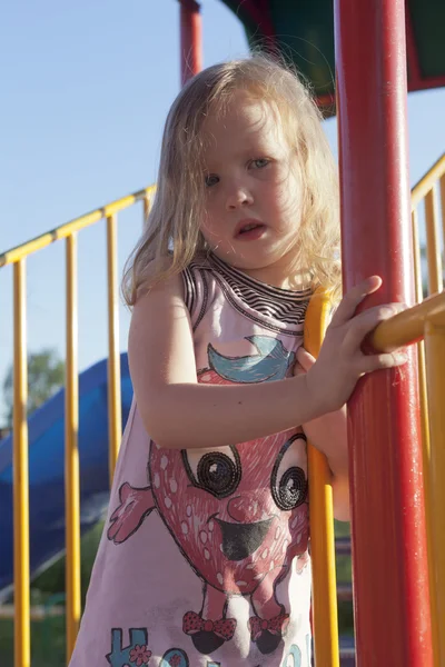 A menina triste no parque infantil — Fotografia de Stock