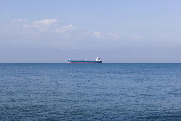 Barge am Horizont des Meeres — Stockfoto