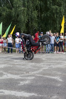 stand alexei performansında bir motosikletin ön tekerlek üzerinde motosiklet kalinin göstermek verhovazhe vologda region, Rusya Federasyonu