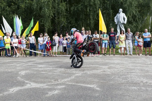 Fique na roda dianteira de uma motocicleta no desempenho de Thomas Kalinin Verhovazhe Vologda Região, Rússia — Fotografia de Stock