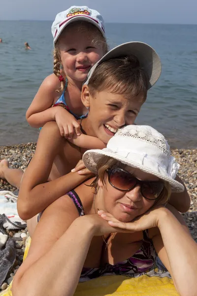 Família feliz na praia — Fotografia de Stock