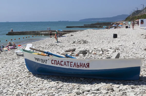 Reddingsboot op het strand in dederkoe — Stockfoto