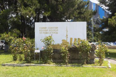 Şehrin Nazilertarafından savunulup savunulup ölen denizcilerin anıt işareti